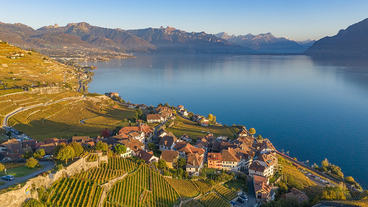 Vignobles en terrasses de Lavaux au-dessus du lac Léman